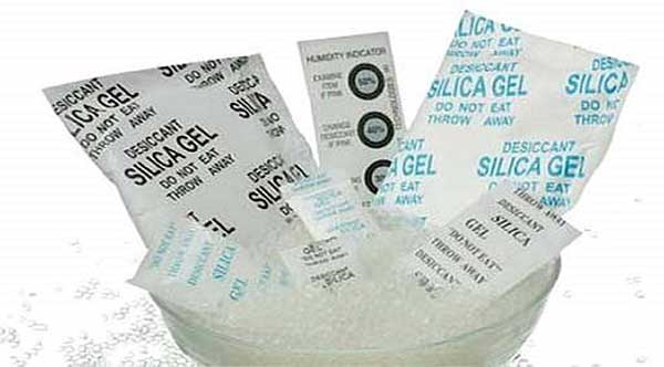 Silica gel packets with low-dust or dust-proof enveloping material